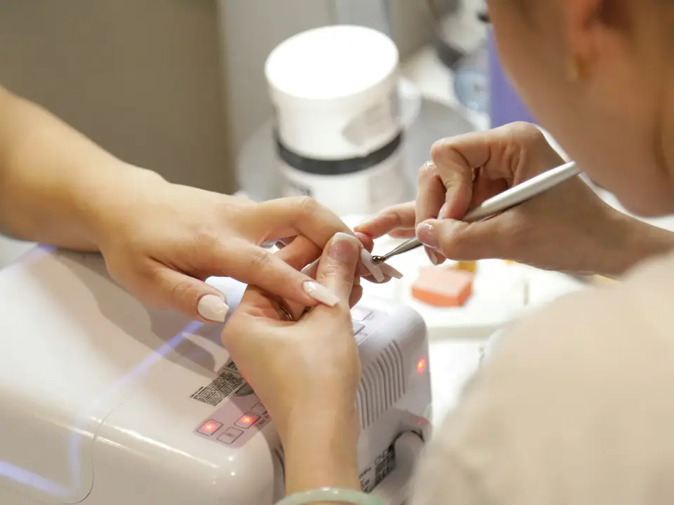 Manicura en proceso en un salón de uñas, foto de ejemplo