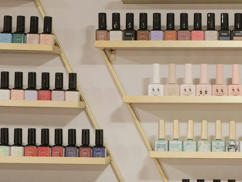 Estantes con esmaltes de uñas de colores, foto de ejemplo