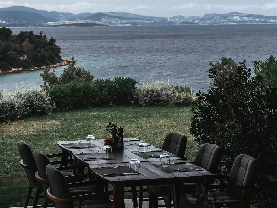 Mesa preparada en una terraza frente al mar, foto de ejemplo