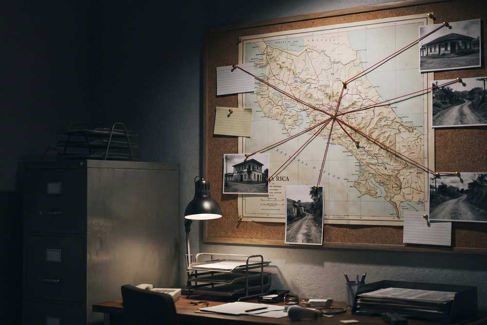 Pared de investigación con un mapa de Costa Rica, fotografías y notas