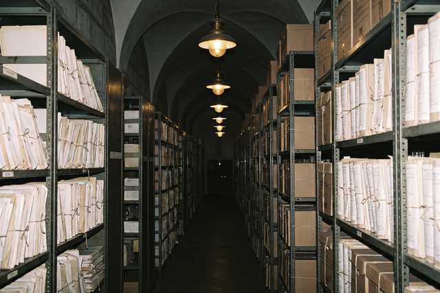 Pasillo de archivo con expedientes en estantes