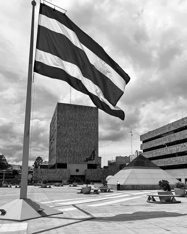 Plaza de la Justicia en San José, con la bandera de Costa Rica