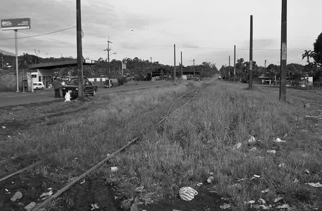 Una calle y la vía del tren en Siquirres
